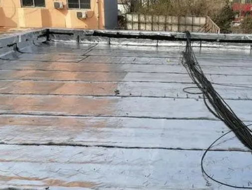 河东卫生间漏水维修公司分享下河东屋面楼顶防水刚性防水层施工要点。